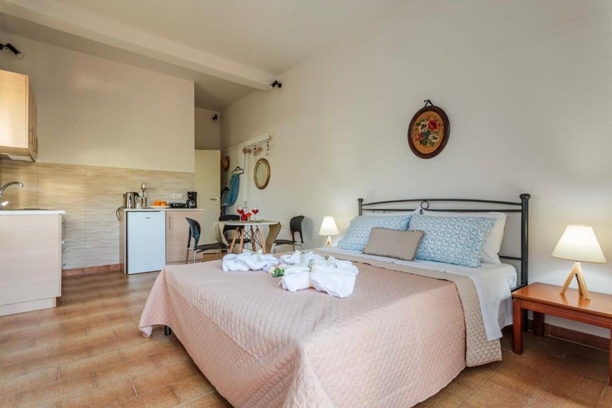 Summer Rose Garden Getaway - A Step To The Beach Kalamata Luaran gambar