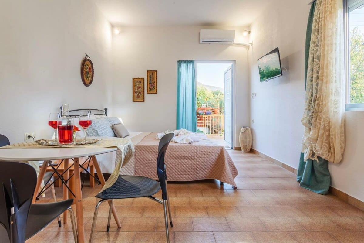 Summer Rose Garden Getaway - A Step To The Beach Kalamata Luaran gambar