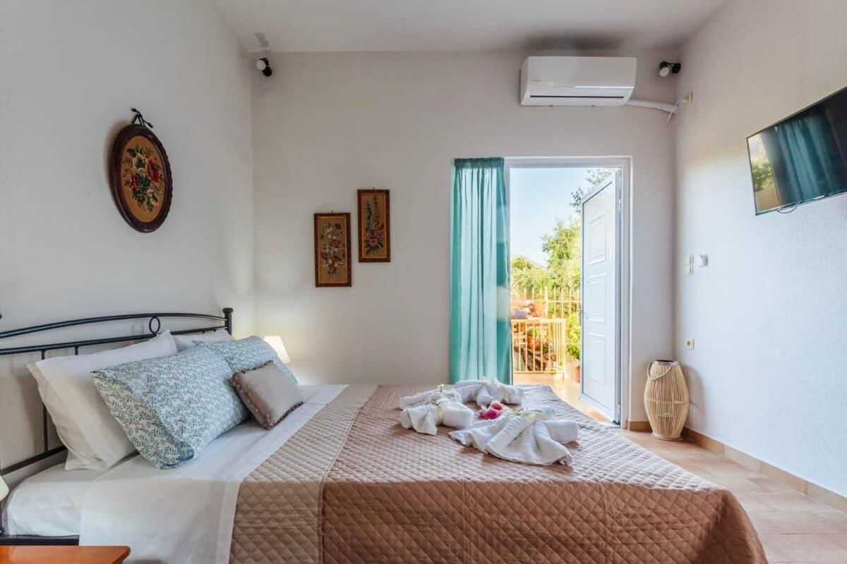 Summer Rose Garden Getaway - A Step To The Beach Kalamata Luaran gambar