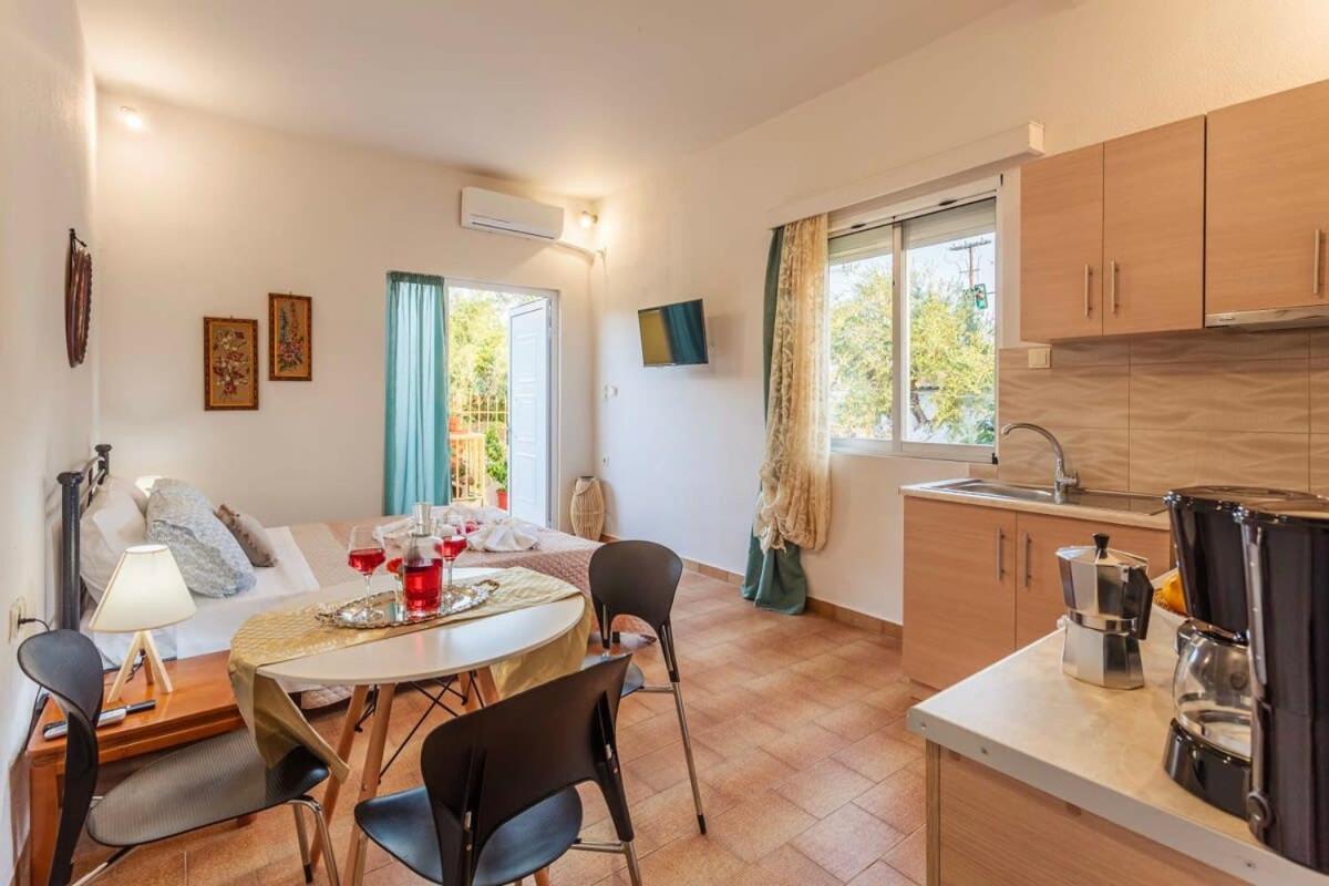 Summer Rose Garden Getaway - A Step To The Beach Kalamata Luaran gambar